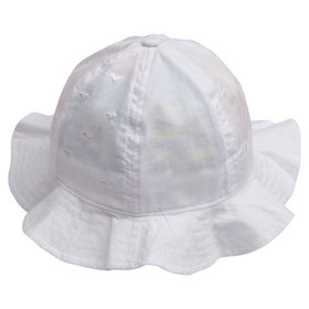 Детска шапка с периферия бяла сърчица