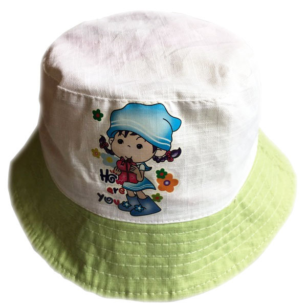 Детска шапка бяло-резида периферия